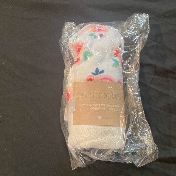 Bamboo floral baby towel - NWT - Picture 1 of 4